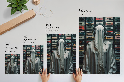 Poster na stenu Postava v bielom pred stenou plnou kaziet
