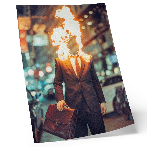 Poster na stenu Elegantný muž s horiacou hlavou v meste