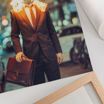 Poster na stenu Elegantný muž s horiacou hlavou v meste