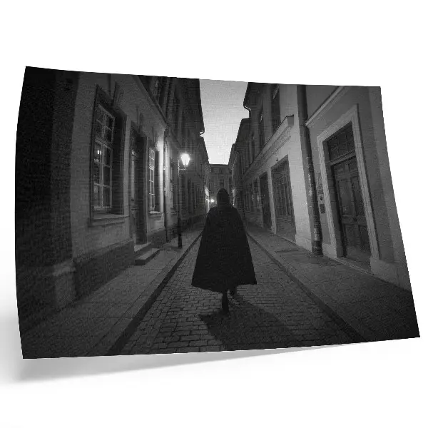 Plagát tmavá ulica s tajomnou postavou a nostalgickou atmosférou
