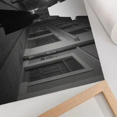Plagát tmavá ulica s tajomnou postavou a nostalgickou atmosférou