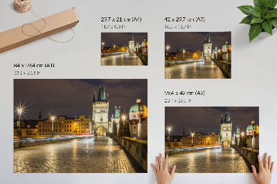 Poster Očarujúca architektúra osvetleného mosta v noci