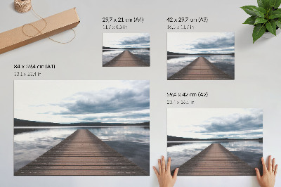 Poster Malebné mólo pri jazere s výhľadom na hory