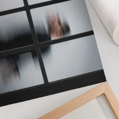 Plagát čierna silueta za skleneným rámom v sivom minimalizme
