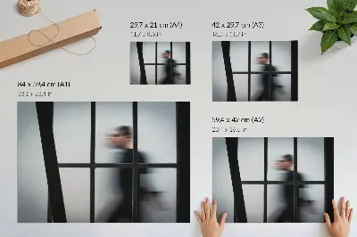 Plagát čierna silueta za skleneným rámom v sivom minimalizme