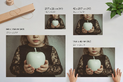 Poster Dievča s tajomnou atmosférou bieleho ovocia