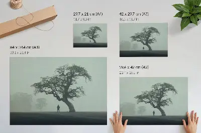 Retro plagát osamelý strom v hmle so siluetou