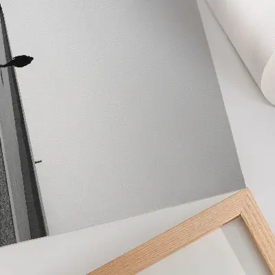 Plagát minimalistická silueta s výraznými tieňmi v modernom priestore