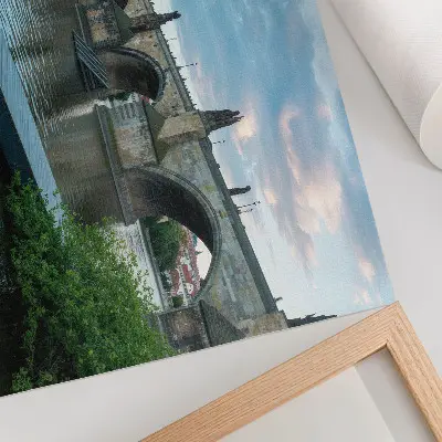 Retro plagát most cez rieku s motívom historickej architektúry a mieru