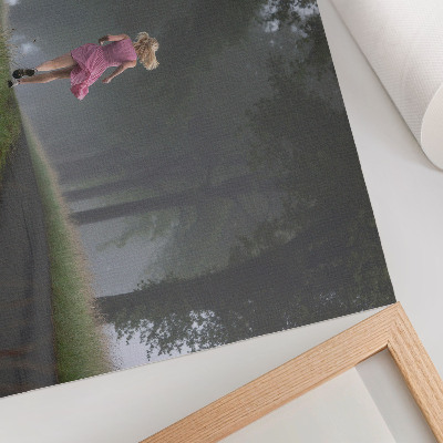 Poster Bežná postava alej hmla stromy zelená