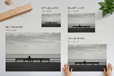 Poster Osoba na lavičke pri mori v šedej harmónii
