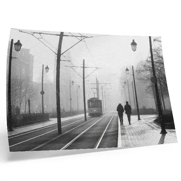 Plagát električka v hmle s pouličným osvetlením a mestskou atmosférou