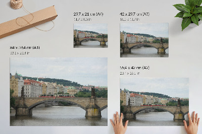 Plagát do izby Most cez rieku s električkou, obklopený klasickou architektúrou