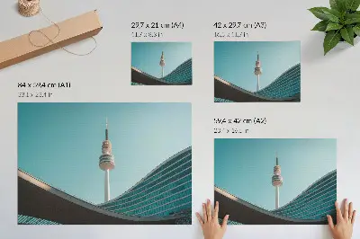 Plagát moderná mestská budova s vežou pod modrou oblohou