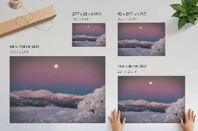 Plagát do izby zasnežené hory s pastelovo ružovým mesiacom