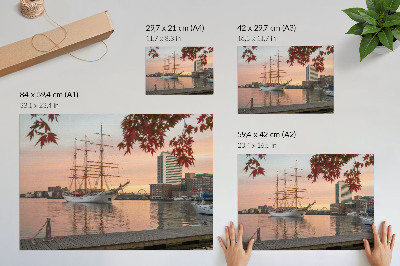 Poster Plachetnica pri západe slnka, pokojná panoráma mesta