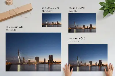 Plagát most a mesto za súmraku so žiariacimi svetlami