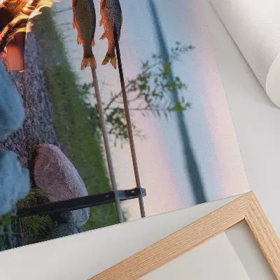 Plagát vatra pri jazere s rybami na špajdliach