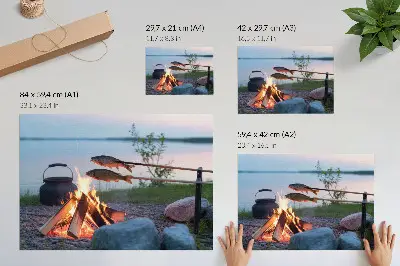 Plagát vatra pri jazere s rybami na špajdliach