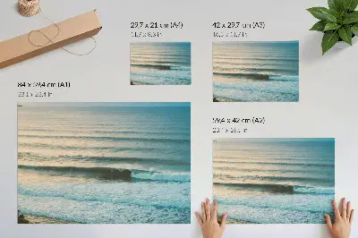 Plagát do izby oceánske vlny upokojujúce surferov na horizonte