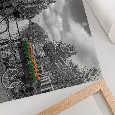 Plagát očarujúci výhľad na kanál s bicyklami a tulipánmi v čiernej a oranžovej farbe