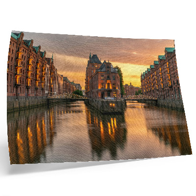 Poster Pokojná voda, tehlové budovy, teplé svetlo
