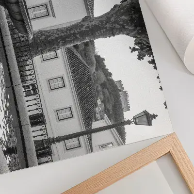 Retro plagát s motívom čiernobielej fontány, klasických budov a hradu