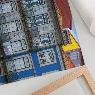 Retro plagát farebné činžiakové domy s balkónmi a rastlinami