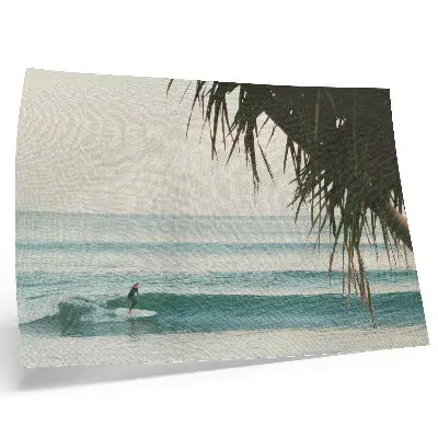 Plagát pláž so surfermi, vlnami a palmami v znamení pokoja