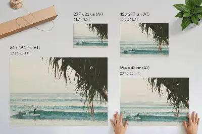 Plagát pláž so surfermi, vlnami a palmami v znamení pokoja