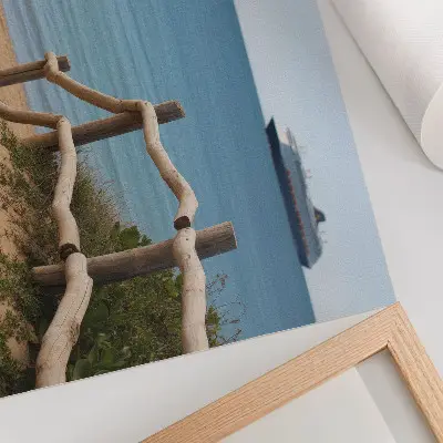 Plagát pláž, loď, more, drevené zábradlie a piesok