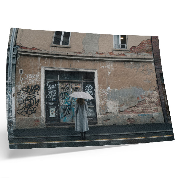 Poster Osoba s dáždnikom pred stenou plnou graffiti