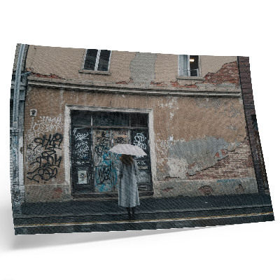 Poster Osoba s dáždnikom pred stenou plnou graffiti