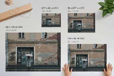 Poster Osoba s dáždnikom pred stenou plnou graffiti