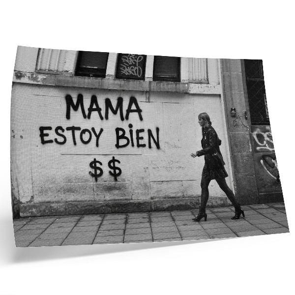 Retro plagát Kontrast mestskej scény s čiernobielym graffiti