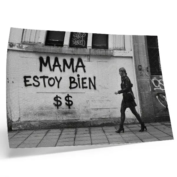 Retro plagát s kontrastnou mestskou scénou a čiernobielym graffiti