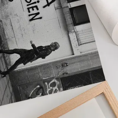 Retro plagát s kontrastnou mestskou scénou a čiernobielym graffiti
