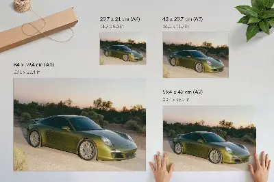 Retro plagát športové auto so zeleným západom slnka na púšti