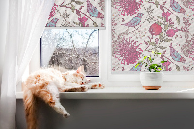 Roleta na balkónové dvere s farebnými vtákmi medzi kvetmi
