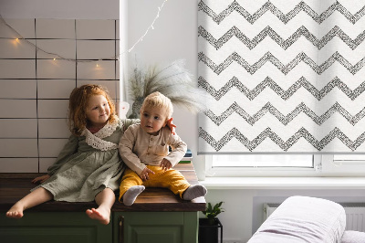 Roleta na okno so sivým cikcak vzorom v horizontálnom prevedení