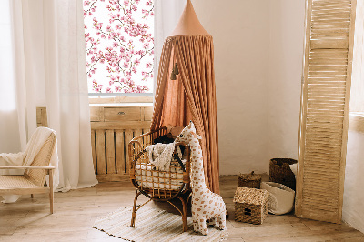 Zatemňovacia roleta s motívom ružových okvetných lístkov a púčikov na strome