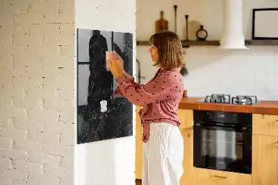 Magnetická popisovacia tabuľa v dizajne tmavého mramoru