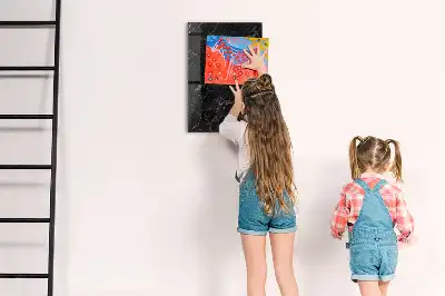 Magnetická popisovacia tabuľa v dizajne tmavého mramoru