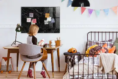 Magnetická popisovateľná tabuľa v dizajne tmavého mramoru