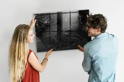 Magnetická popisovacia tabuľa v dizajne čierneho mramoru