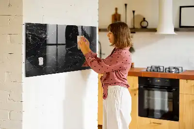 Magnetická popisovacia tabuľa v dizajne čierneho mramoru