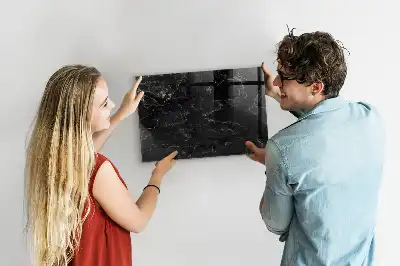 Magnetická popisovacia tabuľa v dizajne čierneho mramoru