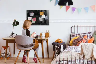 Magnetická popisovacia tabuľa v dizajne čierneho mramoru