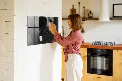 Magnetická popisovacia tabuľa v dizajne čierneho mramoru