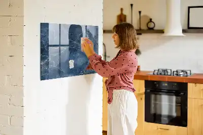 Magnetická popisovateľná tabuľa v dizajne elegantného mramoru